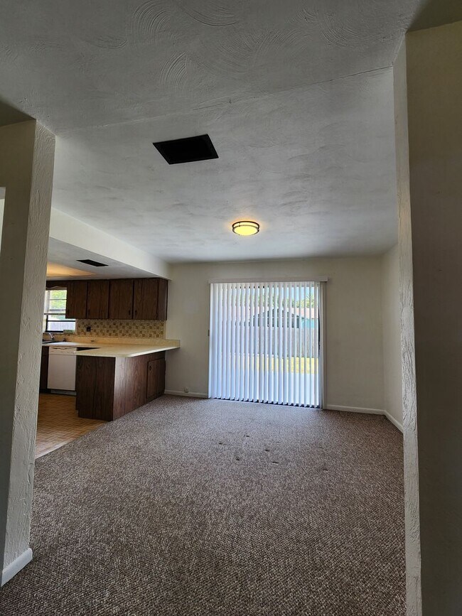 Building Photo - 2 Bedroom / 1.5 Bath Single Family Home in...