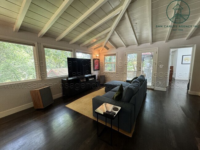 Foto del edificio - Nicely Appointed Two Bedroom Carmel Woods ...