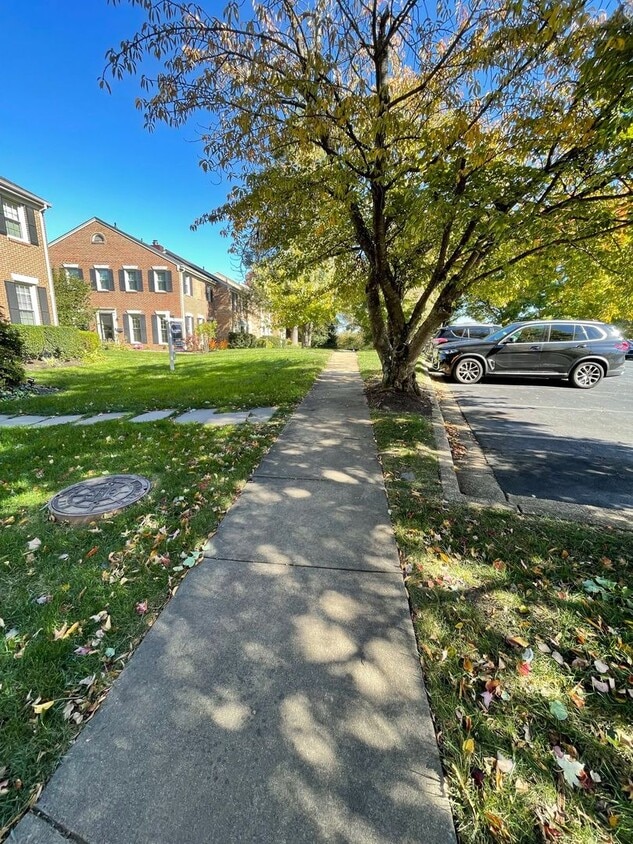 Foto del edificio - Beautiful 3 Bed 2/2 Bath Brick Townhome Wi...