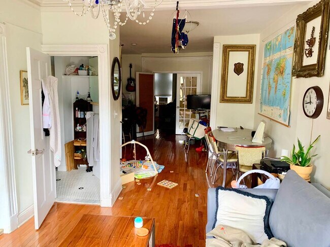 Foto del edificio - 592 Sterling Plz