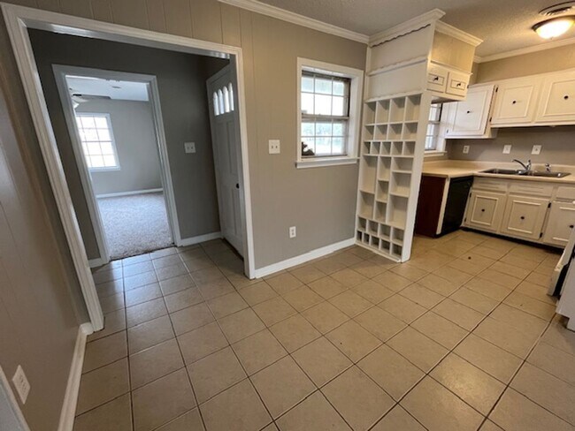 Foto del edificio - Renovated 4 Bedroom 2 Bath Home For Rent!