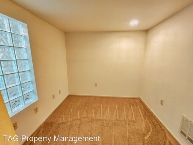 Building Photo - 1 br, 1 bath House - 3919 Latona Ave. NE #201