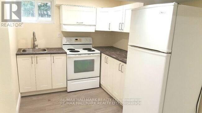 Building Photo - 9884 Bayview Ave