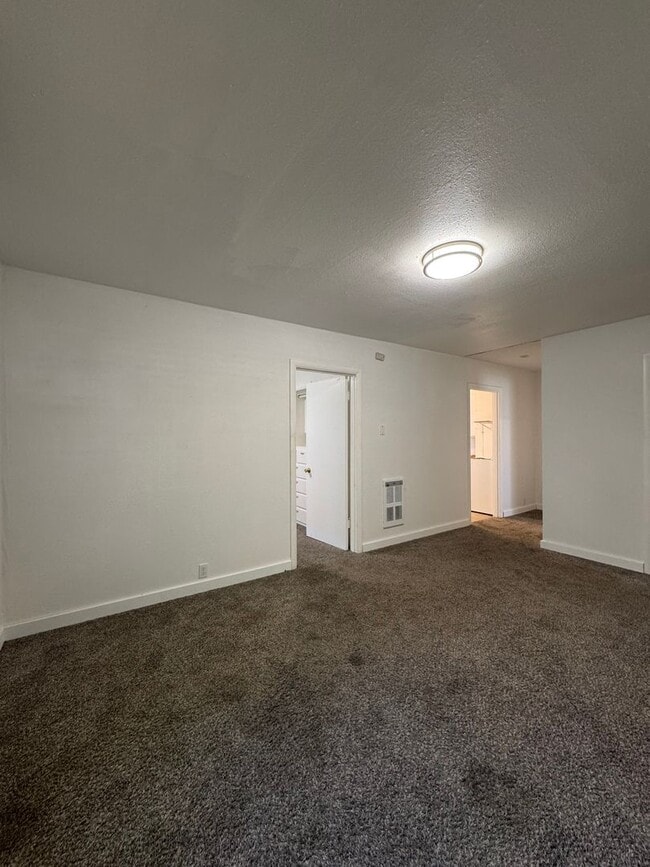 Foto del edificio - 2-Bedroom Duplex for Rent Near Downtown