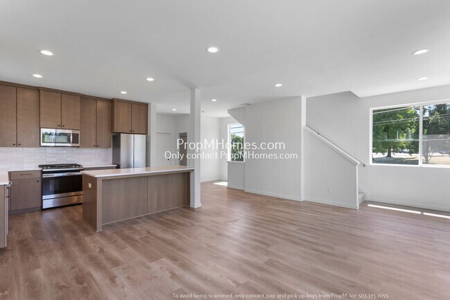 Building Photo - Cully Haven: Modern 4BR/3BA Duplex!