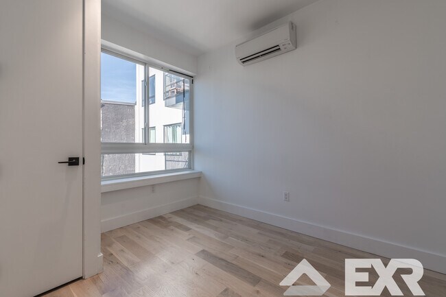 Foto del edificio - 246 Johnson Ave