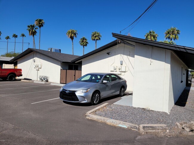 Foto del edificio - 6713 E Cheery Lynn Rd