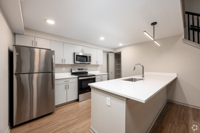 1BR, 1BA - 886SF - Kitchen - Canal Overlook Apartments