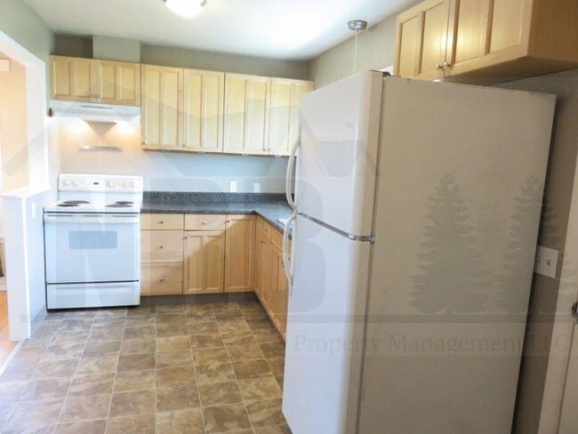 Building Photo - Beautiful Updated 3 Bedroom Rambler in Uni...