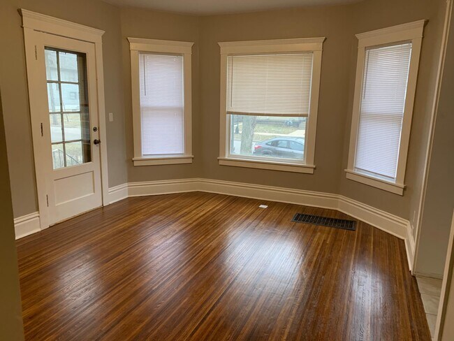 Living Room - 411 W Park Ave