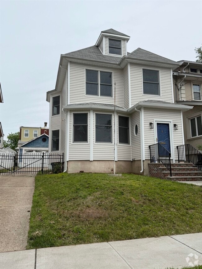 Building Photo - 423 Devon St
