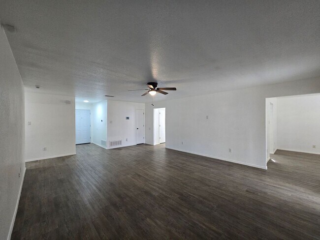 Foto del edificio - RENT SPECIAL - AVAILABLE NOW!