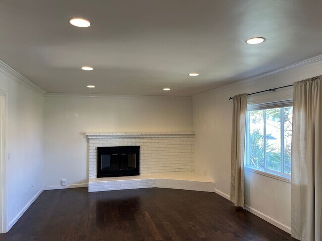 Building Photo - 5425 Hewlett Dr