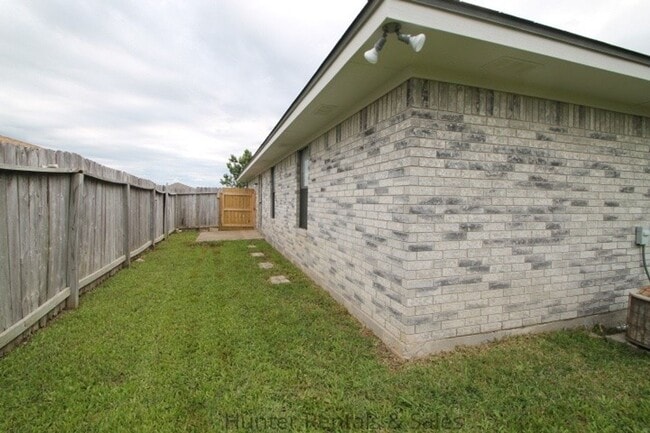 Building Photo - Daybreak Duplex!