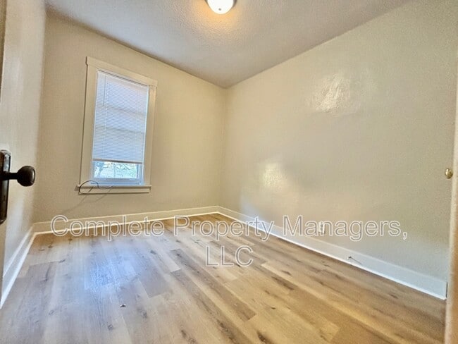 Foto del edificio - 325 E Washington St