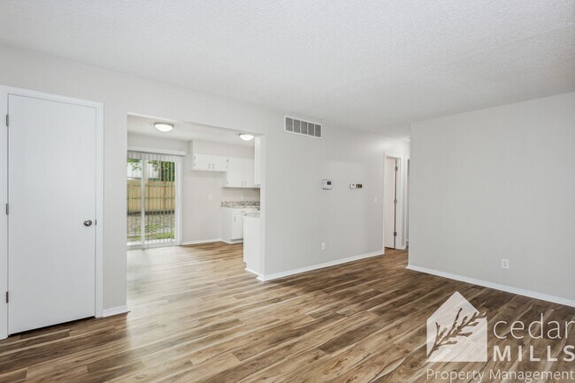 Building Photo - Newly Remodeled 3 bed 2 bath with Finished...