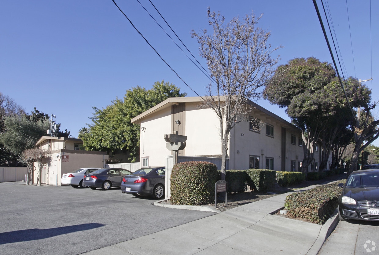 Primary Photo - Park Avenue Apartments