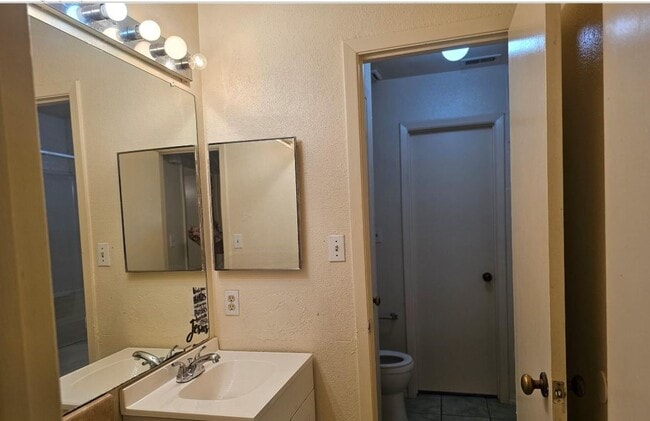 Building Photo - 10930 Fallbrook Dr