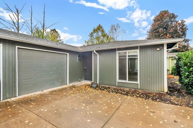 Foto del edificio - 1628-1628 Madras St SE