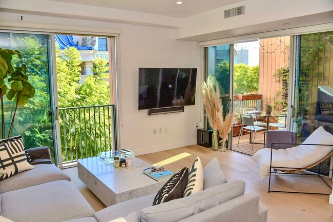 Foto del edificio - 855 N Croft Ave