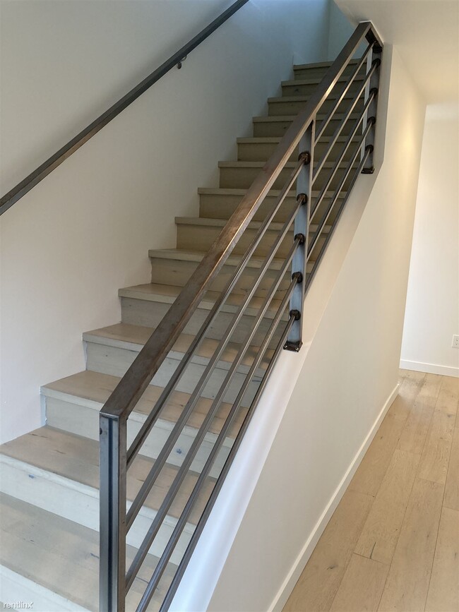 Building Photo - 2 br, 2 bath Townhome - 1220 West Emerson ...