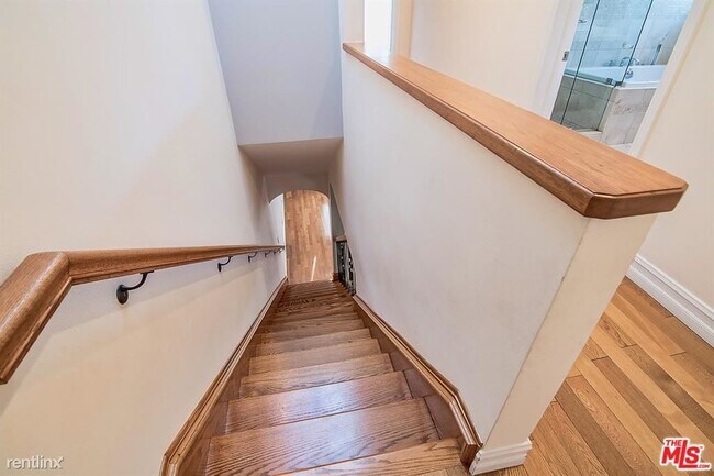 Foto del edificio - 3 br, 2 bath Condo - 530 N Bronson Ave