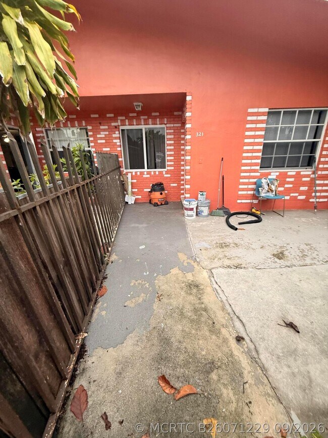 Foto del edificio - 321 NW 57th St