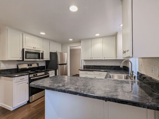 Foto del edificio - **Move-in Special!!!** Updated & move in ready 3 bed 2 bath rambler w/ 2 car garage!