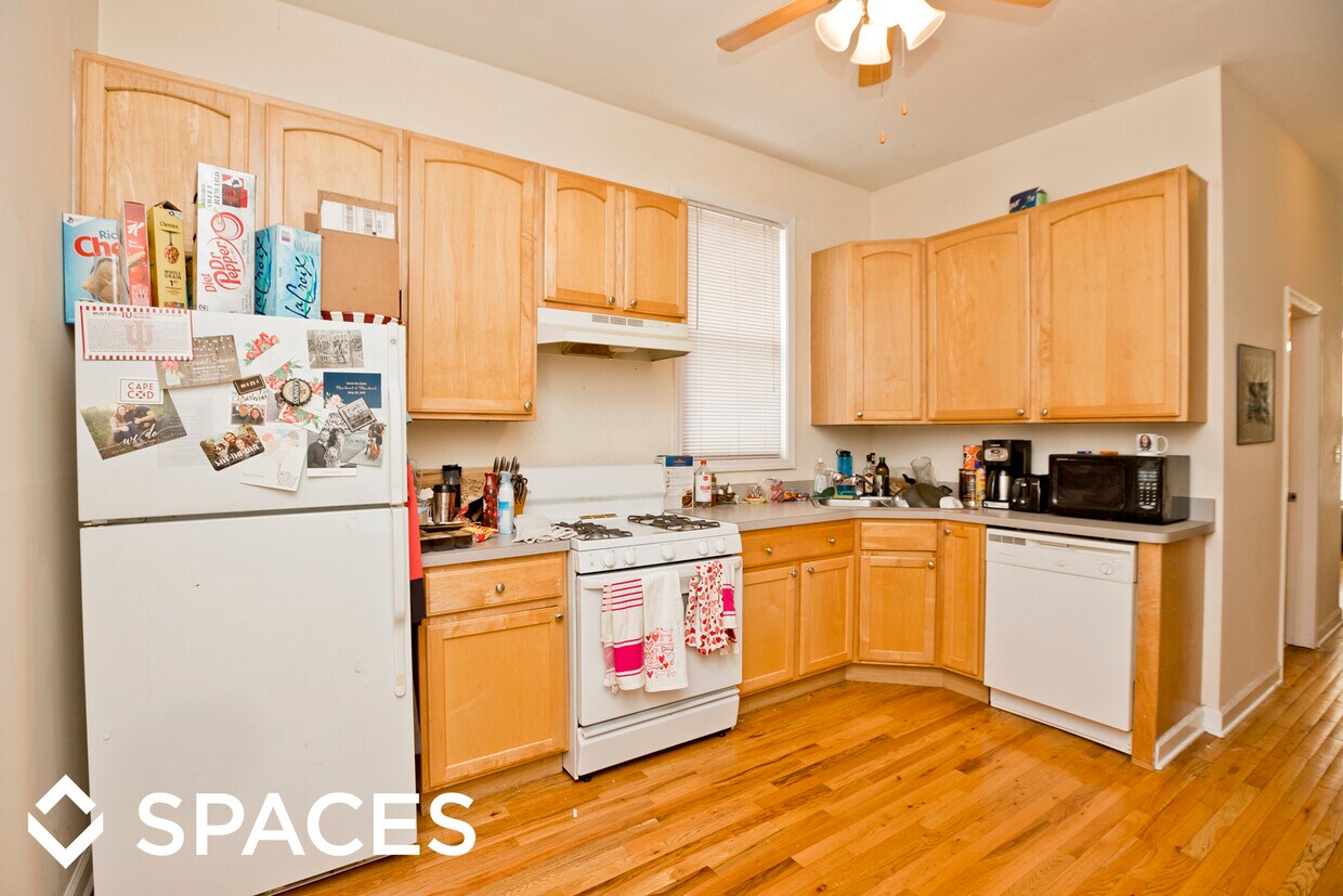 Primary Photo - 852 W Buckingham Pl