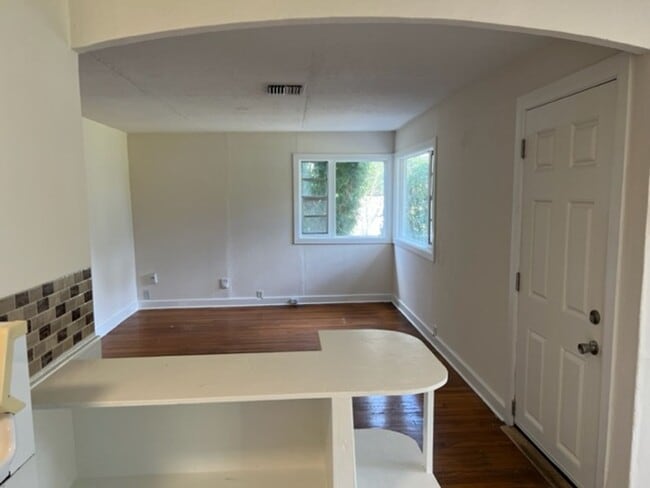 Building Photo - 1208 Cloverlawn Ave