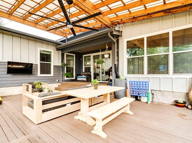 Building Photo - 17215 Oak Cliff Cir