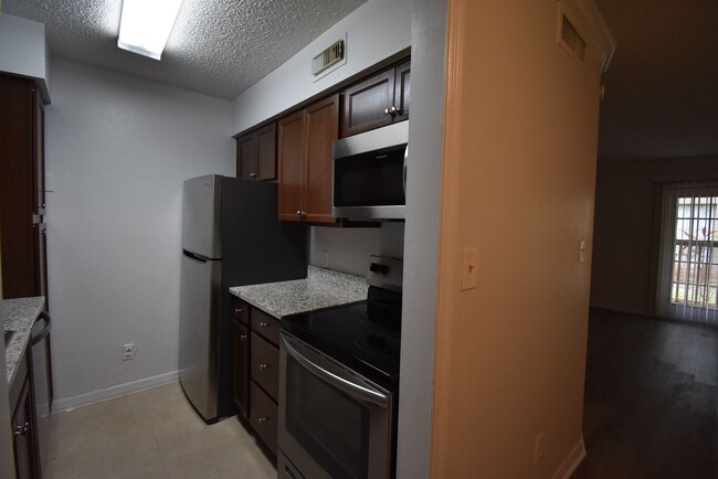 Building Photo - 2 Bed/1 Bath, 1st Floor condo in Serravell...