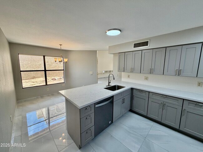Foto del edificio - 4548 E Shomi St