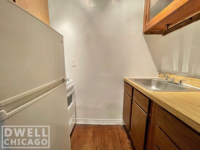 Foto del edificio - 2448 N Sawyer Ave