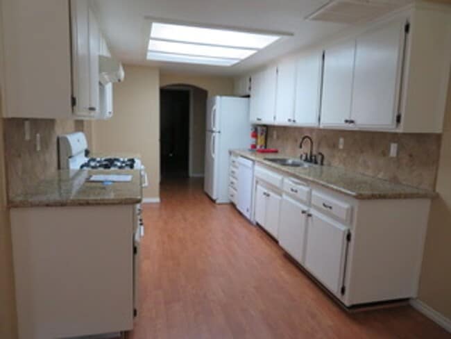 Building Photo - Hancock Park Village 3-Bedroom Condo