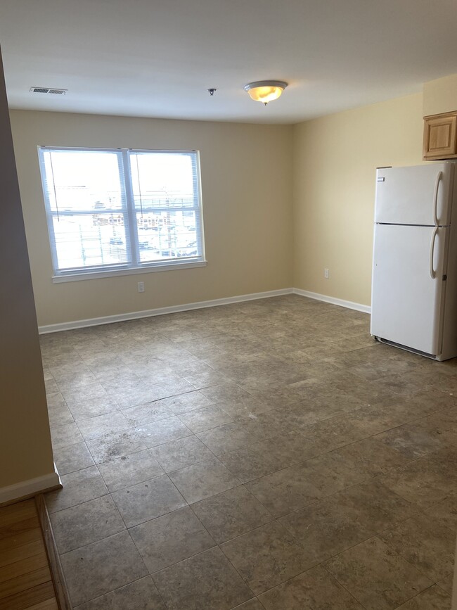 Eat In Kitchen - 1521 Roselle St