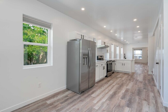 Foto del edificio - 5 bed 2 bath renovated home