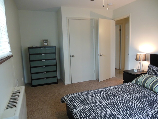 1201 Edgecliff - Large Bedroom - Edgecliff - Nassau Walnut Hill Apartments