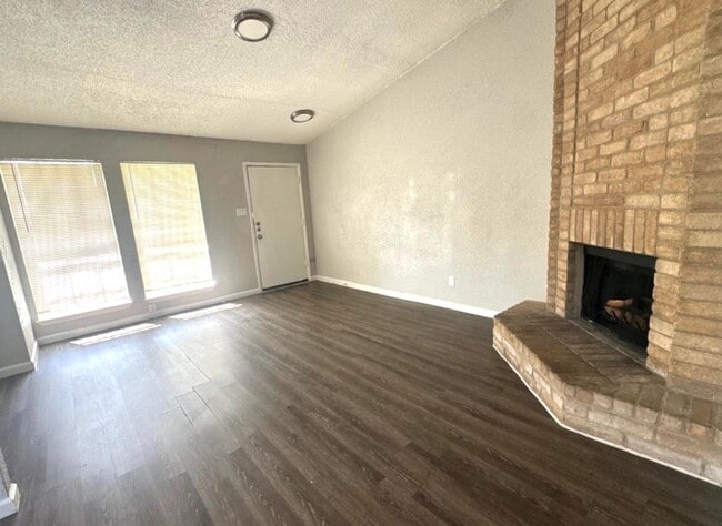 Building Photo - 11217 Pender Ln