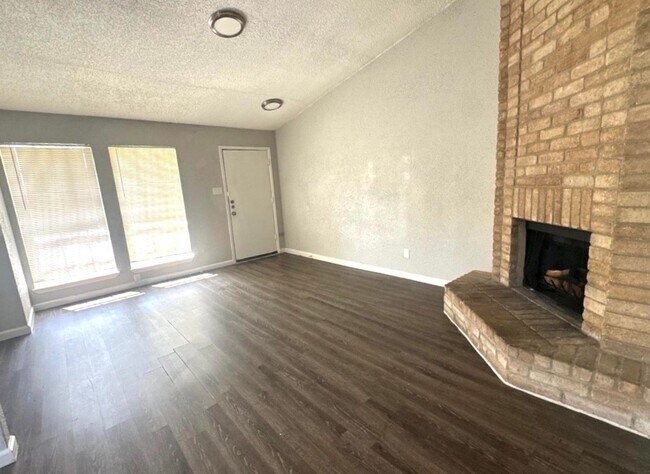Foto del edificio - Updated 3-bedroom, 2-bathroom  duplex.