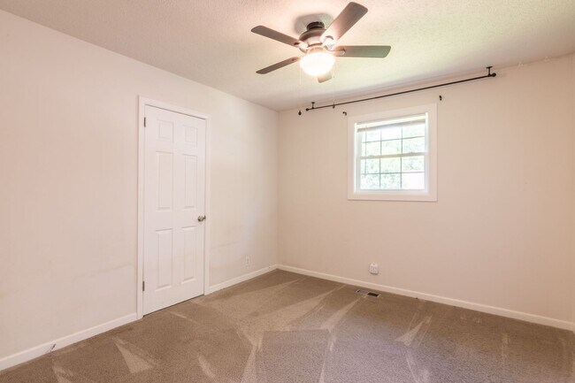 Building Photo - For Lease - 3 Bedroom 2 Bath, 1000 Sqft, L...