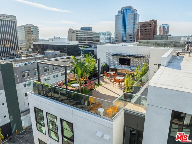 Foto del edificio - 250 E Broadway