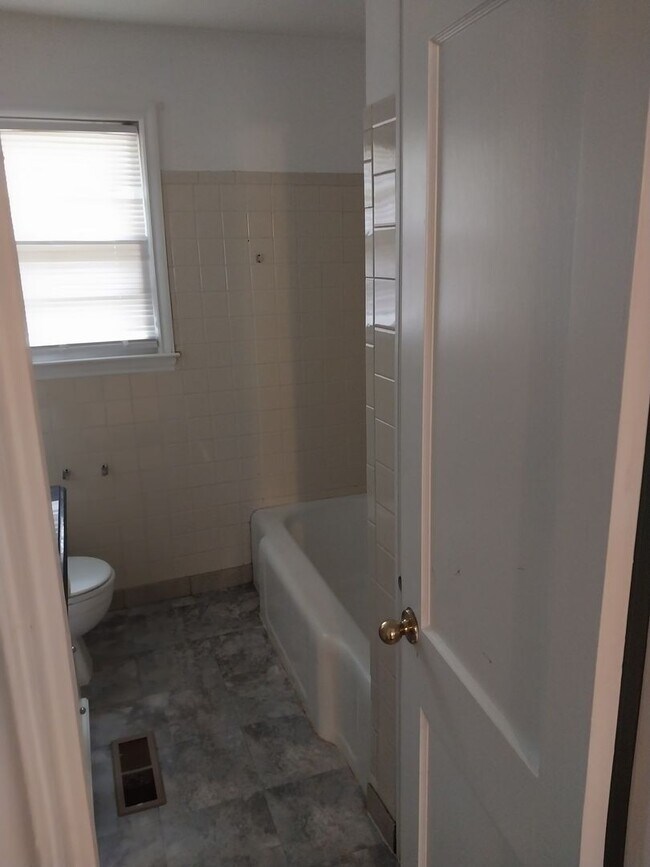 Building Photo - Corner Home - Rent Ready!