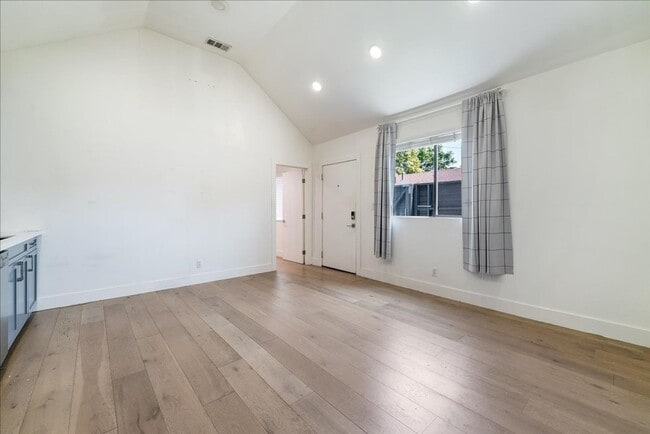 Building Photo - 562 1/2 N Commonwealth-