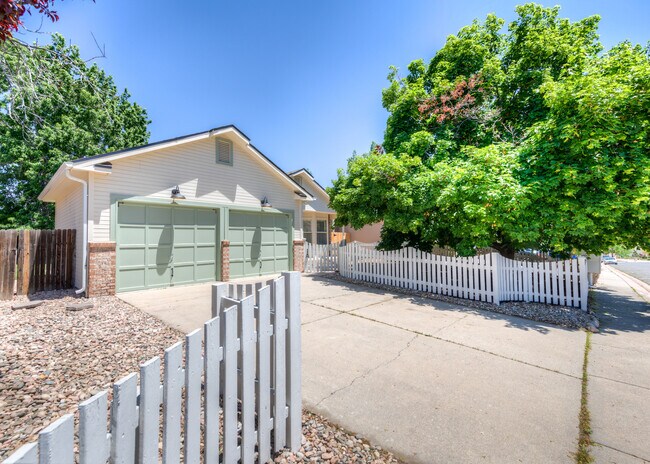 Foto del edificio - 4645 Ramblewood Dr