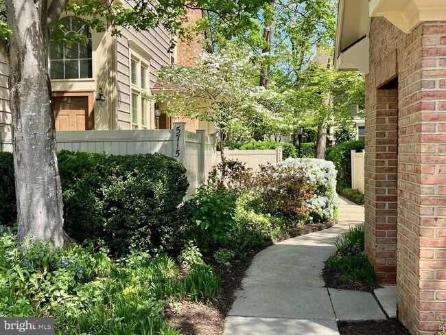 Foto del edificio - 5715 Balsam Grove Ct