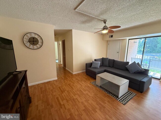 Foto del edificio - 3011 Valley Dr