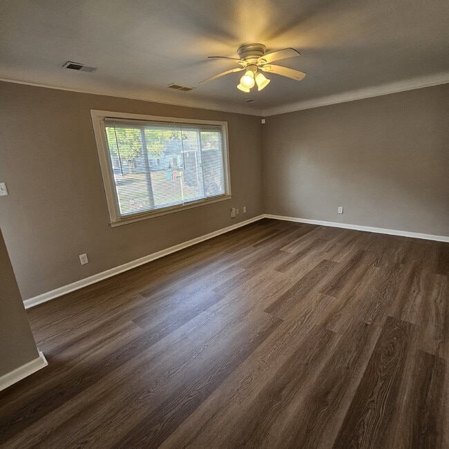 Building Photo - 3 Bedroom Bungalow w/ Updated Kitchen and Stainless-Steel Appliances. Spacious Living Room w/ Cei...