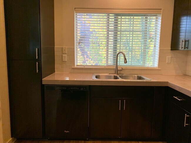Foto del edificio - 642 NE Newstead Ln