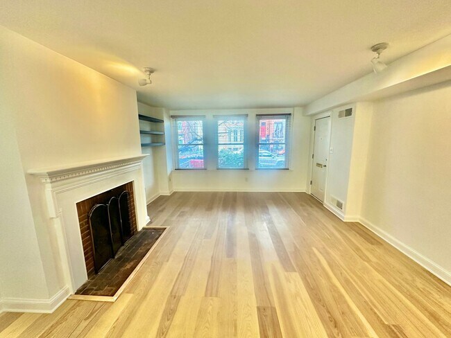 Foto del edificio - Captivating Capitol Hill Barracks Row Renovated 2 Bedroom Apt w/ Parking & Patio